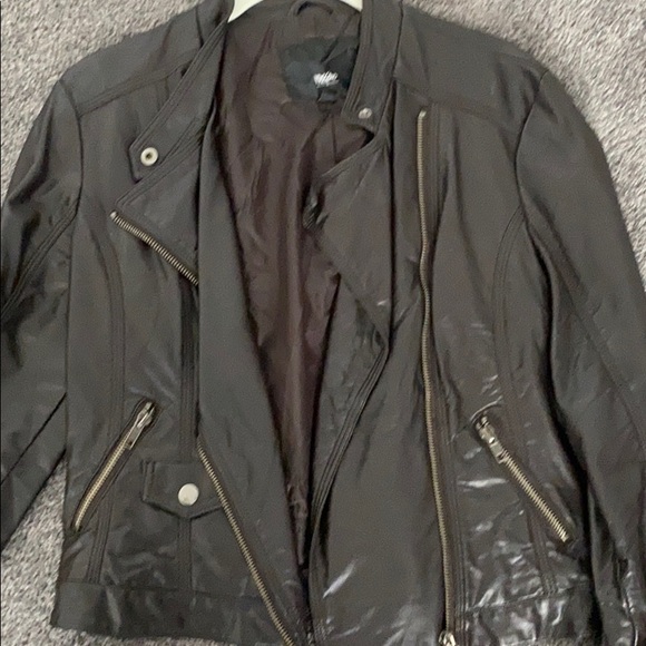 BLACK AND BROWN LEATHER JACKET DUO - Picture 4 of 5